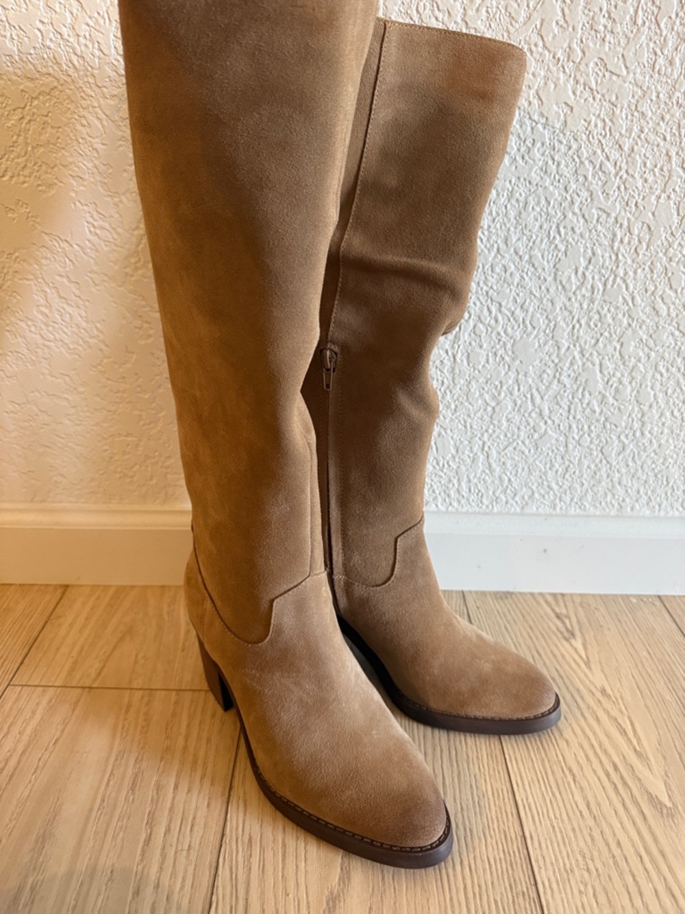 CROWN VINTAGE western tan suede Knee-High Boots size 7.5 brand new, never worn